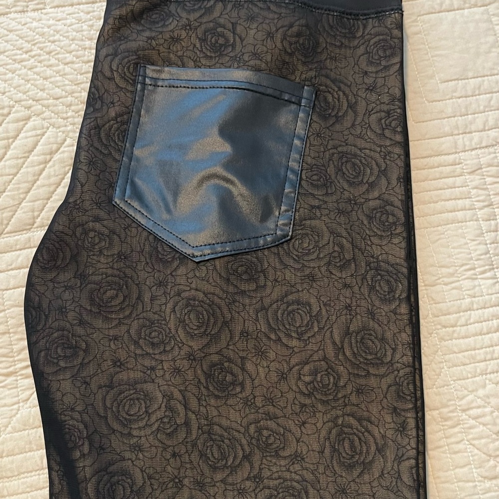 StylishViVI rose floral print insulated Leggings -black and brownish-gold color